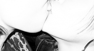 吴建豪夫妻破离婚传闻 PO热吻照甜蜜放闪办年货