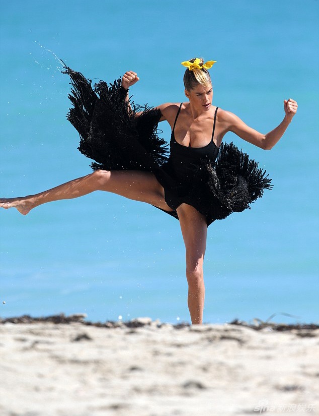超模杜晨·科洛斯海滩拍写真 海边跳跃动作搞怪