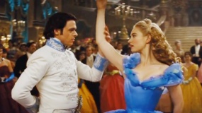 《灰姑娘》曝光片段 王子与幸运女孩舞池中跳舞