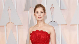 最佳女主角提名女星罗莎蒙·派克 穿红裙惊艳亮相