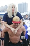 Lady GaGa与未婚夫玩极地跳水 狼狈挨冻秀恩爱