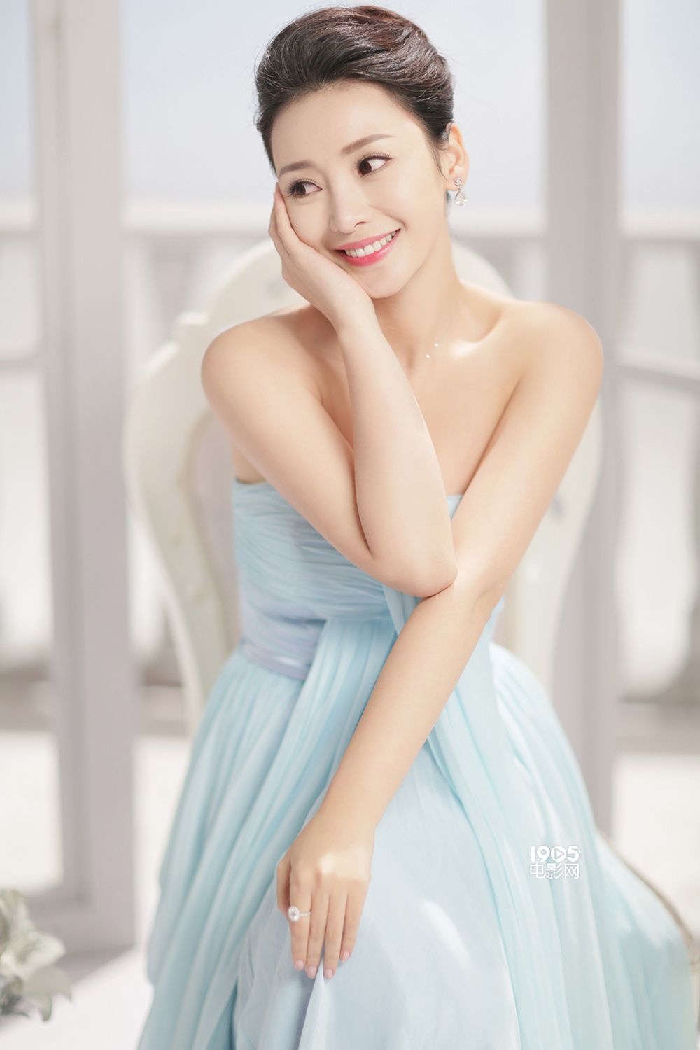 某护肤品牌电视广告,她先后换上淡蓝纱质裹胸裙和贴身白色深v裙出镜