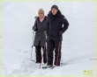 《麦吉的计划》新片场照 伊桑·霍克雪地扶摩尔