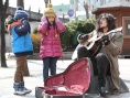 《世界一周》定檔3月26日 姐弟倆城市徒步歷險