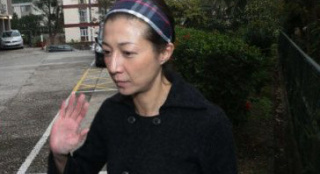 吳綺莉憔悴現(xiàn)身否認(rèn)虐女涉毒 女兒曝其嚴(yán)重酗酒