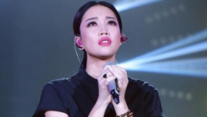 A-Lin被赞超越原唱莫文蔚 空姐粉丝抢与歌姬合影