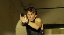 《卧底枪手》精彩片段 西恩·潘楼体内惊险打斗