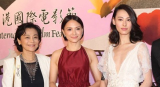李心潔拖彭順恩愛現(xiàn)身 梁洛施深V白裙性感露面