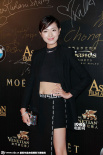 演员万茜黑色高叉裙现身红毯 蛮腰美腿小秀性感