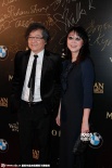 编剧罗启锐与监制张婉婷现身 墨镜运动鞋活泼俏皮