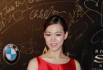 韩国女星韩艺璃亮相影节红毯 红衣红裙华丽抢眼