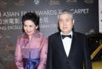 韩国著名导演林权泽现身红毯 妻子着韩服抢眼