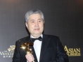 韩国名导林权泽获颁终身成就奖 后台手举奖杯