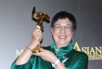 许鞍华凭《黄金时代》获最佳导演奖 欢笑捧奖杯