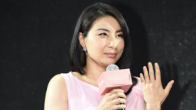 郭晶晶粉色长裙温婉亮相 麒麟臂双下巴明显发福