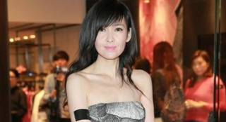 周慧敏性感亮相擠出罕見事業(yè)線 為貓咪放棄生育