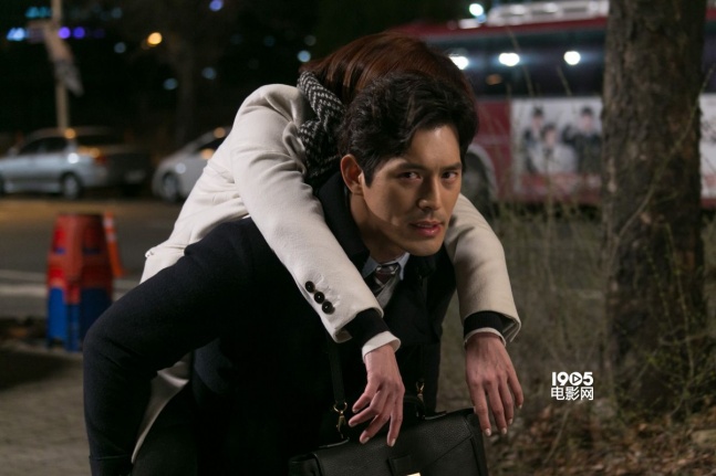 恋爱的味道曝剧照姜艺媛耍酒疯折磨吴智昊