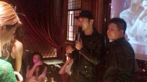 黄晓明现身工体夜店 与美女K歌玩骰子被嘲技术烂