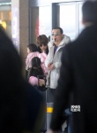 马伊琍小女儿学走路 文章叼烟斗一旁解瘾耍酷