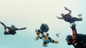 《十二生肖》精彩片段 成龙高空滑翔夺“龙首”