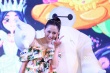 陳喬恩生日會扮嫩穿花裙 與“大白”擁抱合影