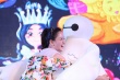 陈乔恩生日会扮嫩穿花裙 与“大白”拥抱合影