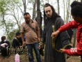 《绝命逃亡》曝花絮 海登变大衣哥刘亦菲成御姐