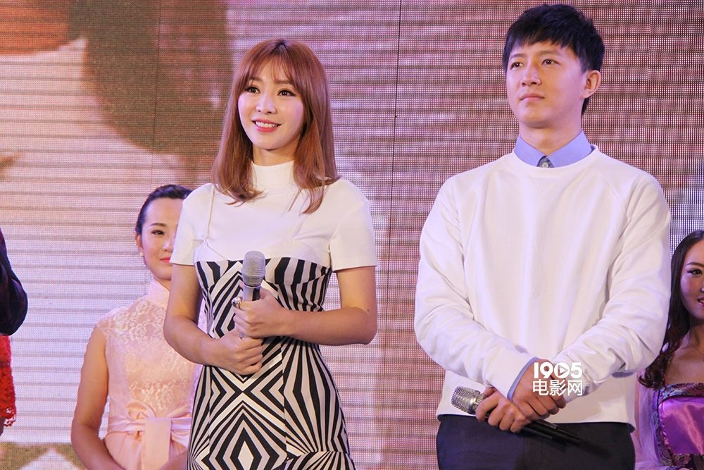 柳岩性感出席校花比赛 韩庚变大叔尴尬露双下巴