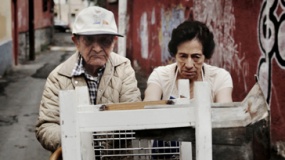 《暮年困境》预告 揭示金融危机下老年人生存困境