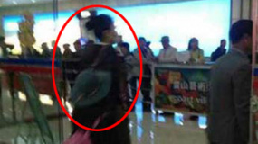 王菲携李嫣现身丽江 支持前夫李亚鹏商业活动