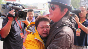 韩红自嘲“当了炮灰” 坚信“品德是才能的主宰”