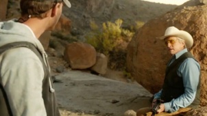 《荒漠之外》精彩片段 道格拉斯威胁年轻人瞒真相