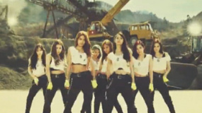 少女时代新MV曝抄袭丑闻 性感工头竟仿席亚拉