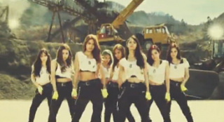 少女时代新MV曝抄袭丑闻 性感工头竟仿席亚拉