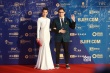 胡杏儿携韩国歌王郑淳元现身 白色长裙曲线动人