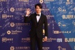 韩国男神宋承宪亮相红毯 穿黑色西装帅气逼人