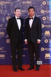 冯小刚西装革履现身红毯 与张国立合影显亲密