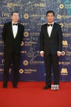 冯小刚西装革履现身红毯 与张国立合影显亲密