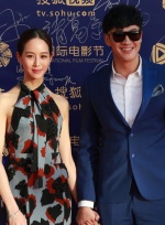 何潤(rùn)東攜手張鈞甯亮相影節(jié)紅毯 牽寵物狗活潑俏皮