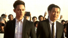 《不可思异》剧组走红毯 小沈阳大鹏帅气西装亮相