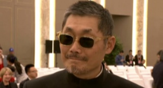 何平導演墨鏡造型接受采訪 隨時尋覓下部電影主角