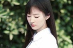 刘亦菲晒淡妆自拍照 着校服清新似高中生