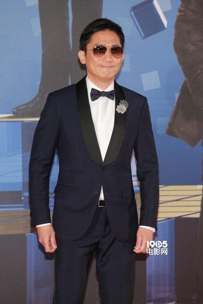 梁朝伟墨镜遮面酷劲十足 笔挺西装尽显熟男魅力 (1/4)