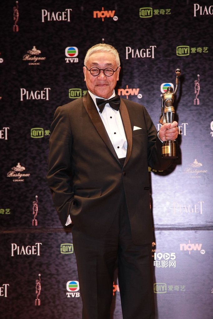 曾江80岁高龄得最佳男配角 后台捧奖杯淡定合影