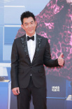 任賢齊助興現(xiàn)場任表演嘉賓 蝴蝶結(jié)西裝帥氣依舊