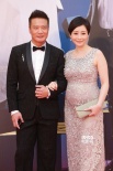 錢嘉樂攜湯盈盈甜蜜現(xiàn)身 撫摸妻子孕肚幸福滿滿