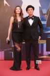 陳小春夫婦穿黑色情侶裝亮相 應采兒扮靚秀美腿