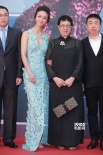 汤唯入围最佳女主角 穿蓝色雕花美裙秀事业线