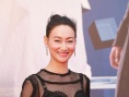 惠英红携任达华领衔新片剧组亮相 透视裙显优雅