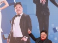 林雪持手机亮相红色衣领鲜明 将竞逐最佳男配角